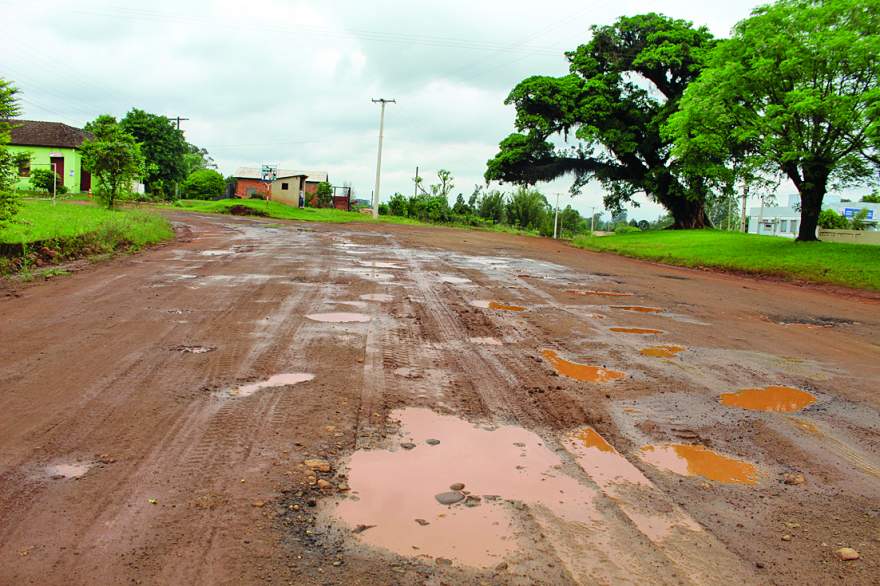 Rodovia que ainda espera a conclusão da pavimentação prometida apresenta uma sucessão de buracos