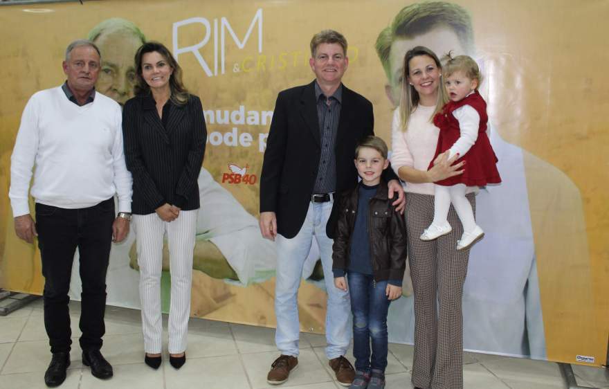 Rim ao lado da esposa Cleonice e Cristiano ao lado da esposa Marcela e dos filhos Matheus e Manuela