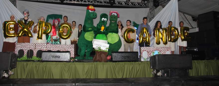 Solenidade marcou a apresentação do Dino Junior (ao centro), o novo mascote de Candelária