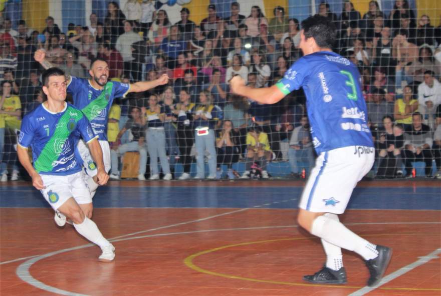 João Vítor inicia a comemoração do gol da vitória do UGF