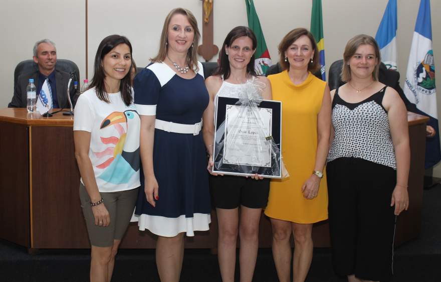 A vereadora Cristina com integrantes da atual equipe diretiva do Guia Lopes