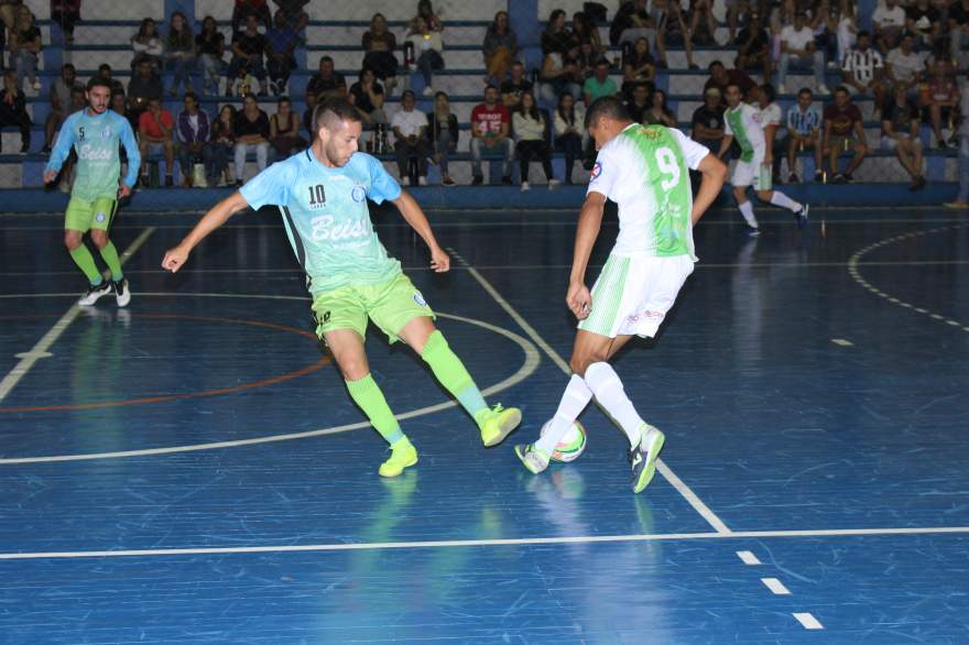 Marcos (camisa 9) fez um bonito gol para o Bataioli/Posto Esquinão diante do Inova
