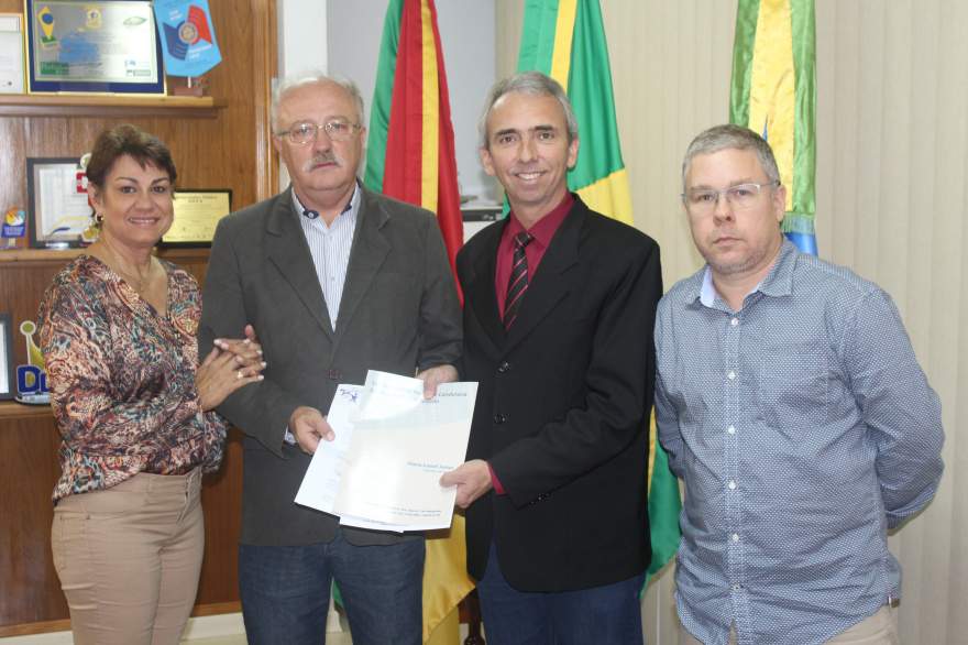 Alzira e Delmar Krug, Prefeito Paulo Butzge e Flávio Cassel com a escritura da área adquirida pelo município - Fotos: Tiago Mairo Garcia