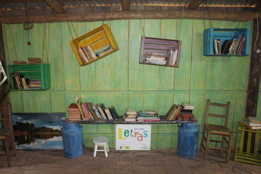 Biblioteca recebeu caixas decoradas para colocar os livros