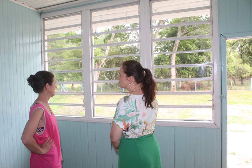 Na escola Margarida Boeck, a secretária Carla confere o trabalho de revitalização do prédio