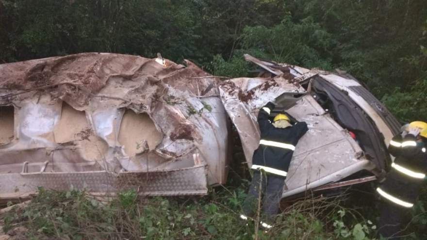 Caminhão ficou completamente destruido após queda na ERS 400 - Fotos: Arzélio Strassburger - Bombeiros Voluntários de Candelária