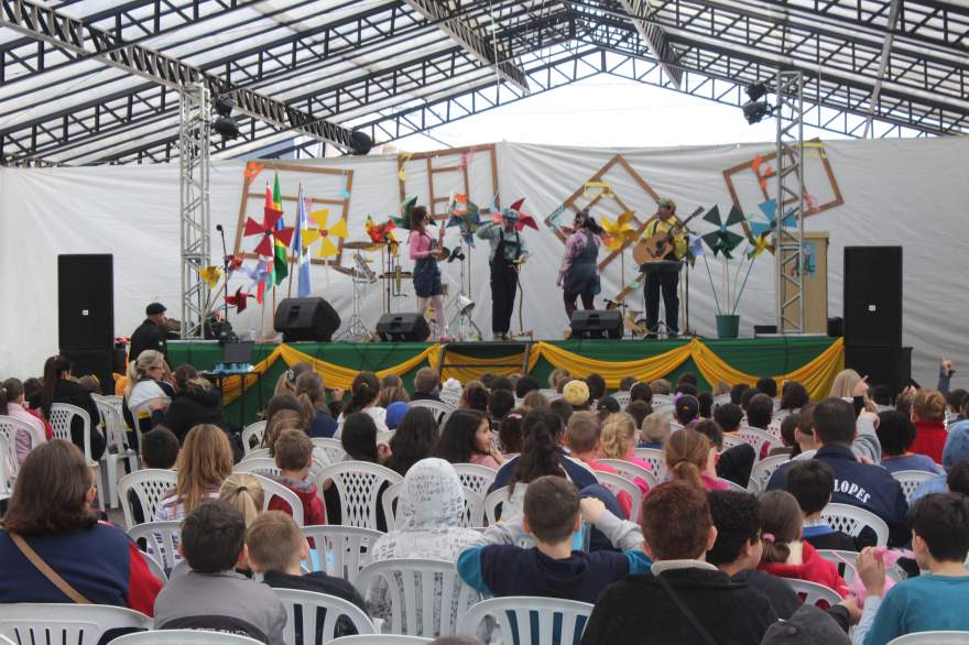 Durante a feira, grupo Vivandeiros da Alegria realiza a animação cultural entre as atrações da programação