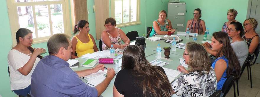 Encontro dos diretores e gestores das escolas com o secretario de educação Edson Lawall definiu a grade de horários e professores da rede municipal