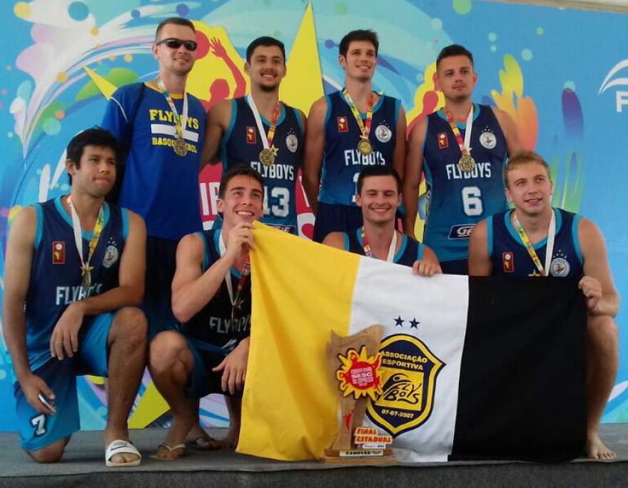 Equipe masculina do Flyboys com o troféu de tri-campeão estadual no basquete de areia