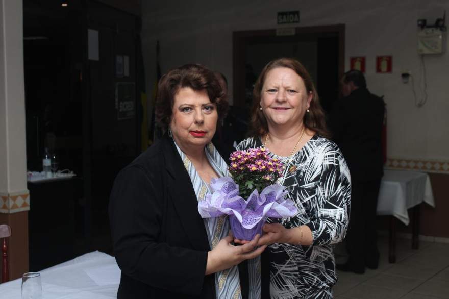 A vice-presidente da Casa da Amizade, Marlene Mahl, homenageou a esposa do novo presidente, Odete Jochims