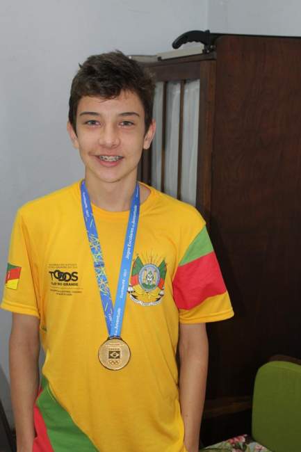 Darlan Rusch com a medalha de ouro conquistada nos Jogos Escolares da Juventude, em Curitiba, no Paraná