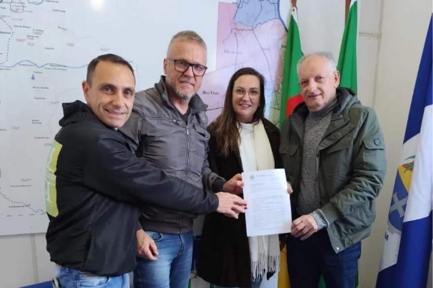 Bataioli, à esquerda, com Alex Ziemann, a secretária Grazieli Priebe e o assessor Valmir Moro