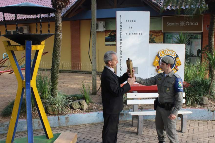 O capitão Dutra entrega ao prefeito a centelha da chama da Pátria