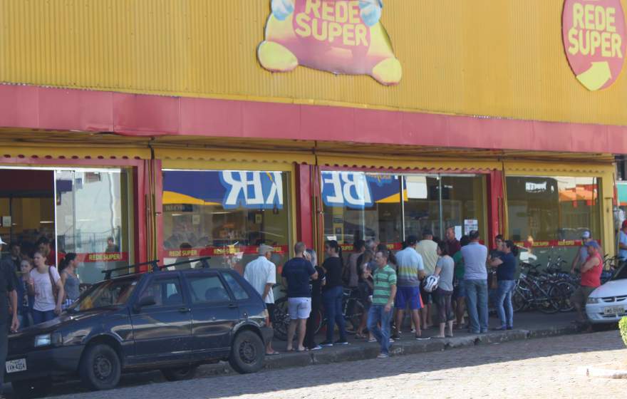 Supermercados estão adotando medidas para evitar grande circulação simultânea dentro dos estabelecimentos