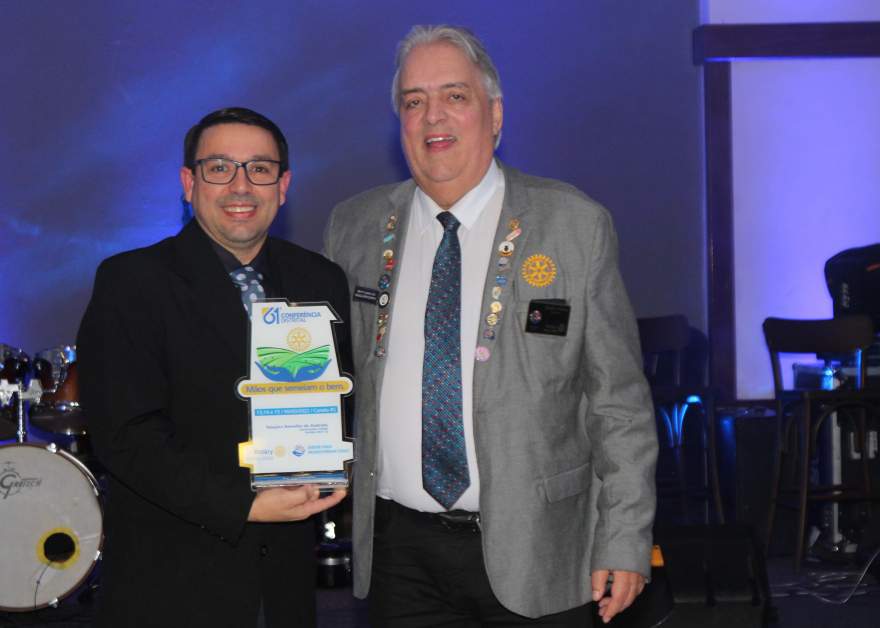 O presidente do Rotary Club Candelaria Gilberto Loebens e o Governador Tabajara de Andrade Ramalho