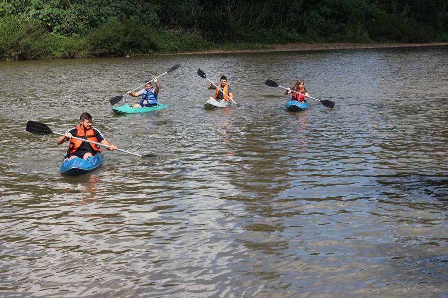 Passeio de caiaque no rio Pardo é uma das novidades do balneário - Fotos - Tiago Garcia / Folha