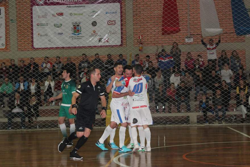 Atletas atleticanos festejam o primeiro gol da partida, anotado por Júnior