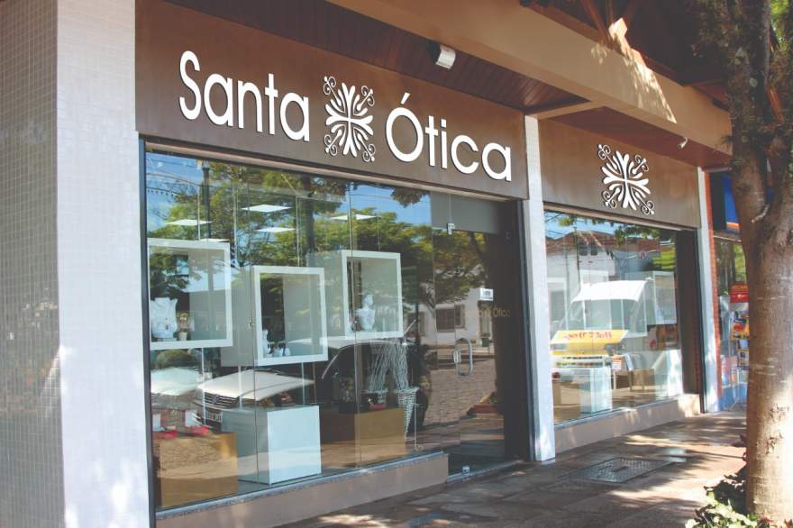 Santa Ótica esta localizada na Avenida Pereira Rego, ao lado da praça