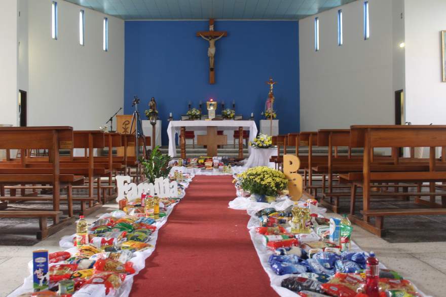 Os alimentos arrecadados foram levados até a Igreja Matriz