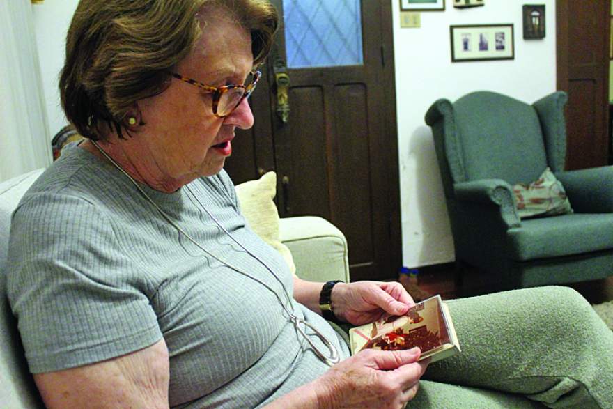 Vera Hintz compartilhou um pouco da sua trajetória com a reportagem (Foto: Arthur L. Mallmann | Folha de Candelária)