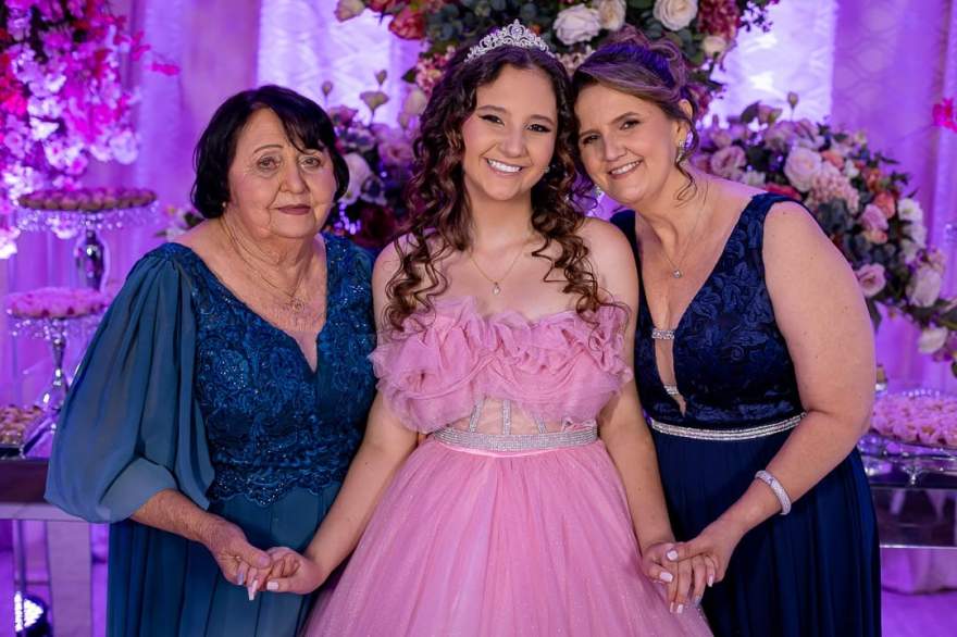 As 3 gerações, a avó Gessi e a mãe Adelane com a aniversariante Poliana Butzlaff