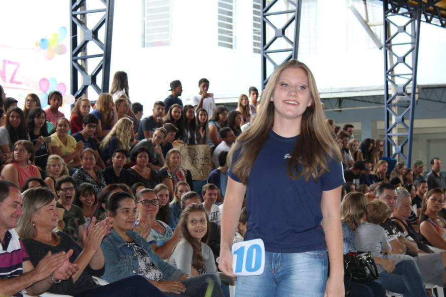 O desfile da candidata a rainha Júlia , nº 10