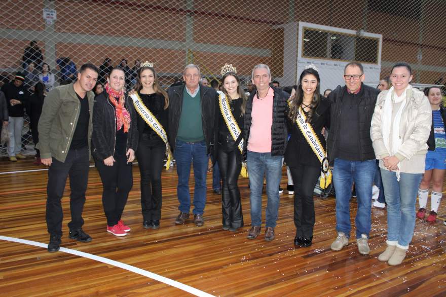 Prefeito, vice-prefeito, secretários e vereadores com o trio de soberanas na solenidade de premiação