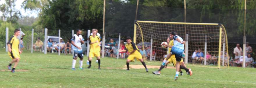 Imagem mostra o lance do gol anotado por Jorge para o Ewaldo Prass