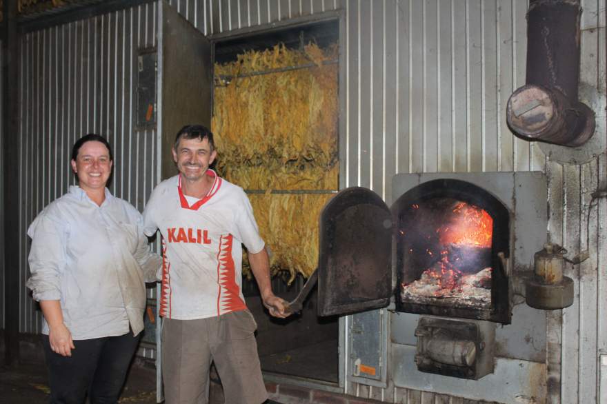 : Joselaine e Fabius Jung  mostram o forno alimentado por serragem