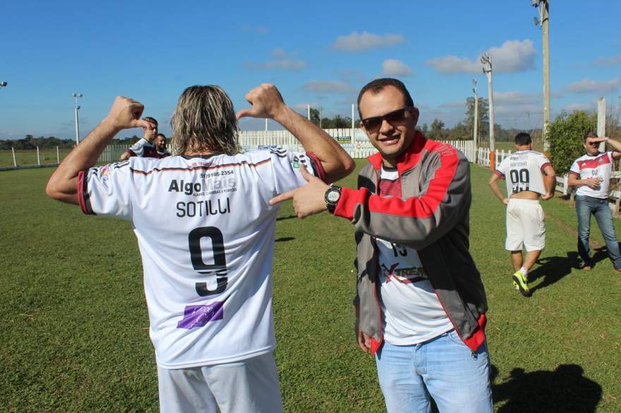 Ex-jogador recebeu uma camiseta personalizada da equipe candelariense