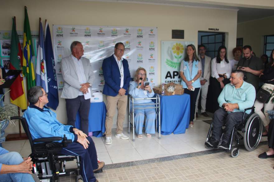 Emocionada, Alvanira agradeceu a todos que contribuem para a Apae