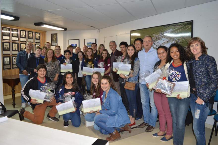 Os alunos, diretores e representantes das escolas participantes do Prodempe com a equipe da administração municipal
