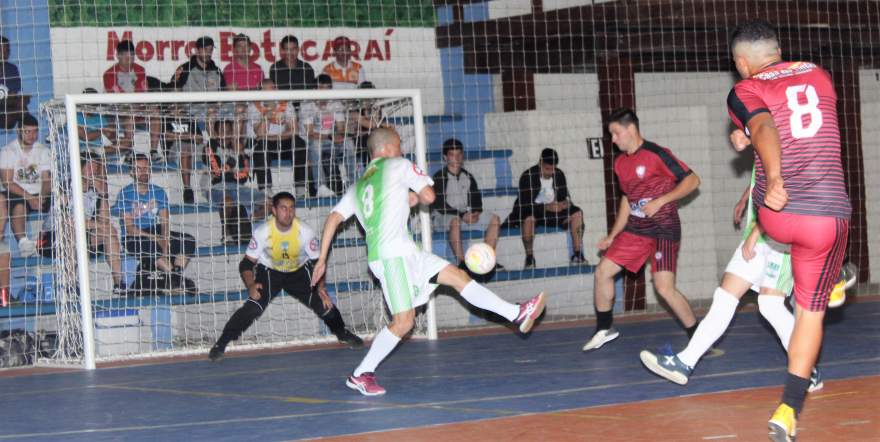 Imagem flagra o chute do segundo gol da Barbearia Scherer