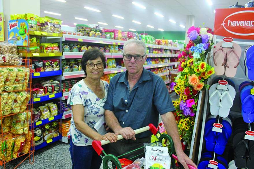 Clientes há mais de 40 anos, Elvis e Lorena Machado exaltam o bom atendimento do Supermercado Wollmann