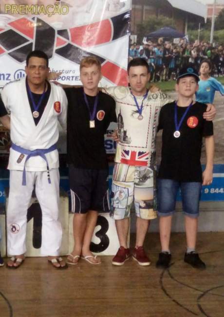 Lauri Espiridião, João Vitor, André Messias e Lucas Mateus com as medalhas conquistadas em Santa Cruz do Sul 