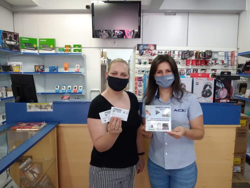 Equipe da Acic realizou a entrega de materiais de divulgação no comércio local