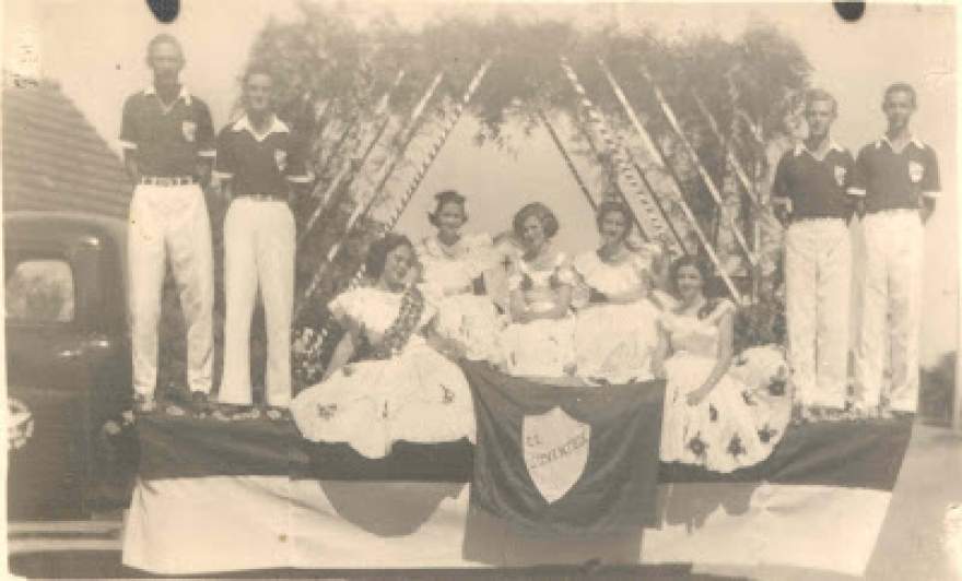 Juventude participando do desfile cívico nos anos 60