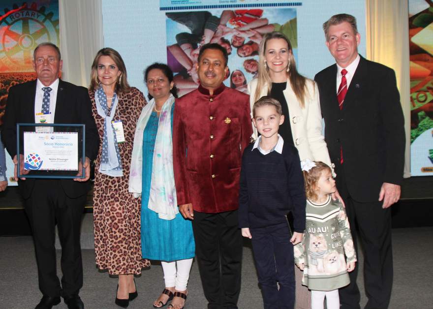 Dr. Mahesh Kotbagi e Dra. Amita Kotbagi com Nestor Ellwanger e esposa Cleonice,  Cristiano Becker e esposa Marcela e filhos