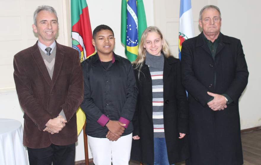 Prefeito Paulo Butzge, vice Nestor Ellwanger com o prefeito mirim Luan e a vice mirim Andrieli