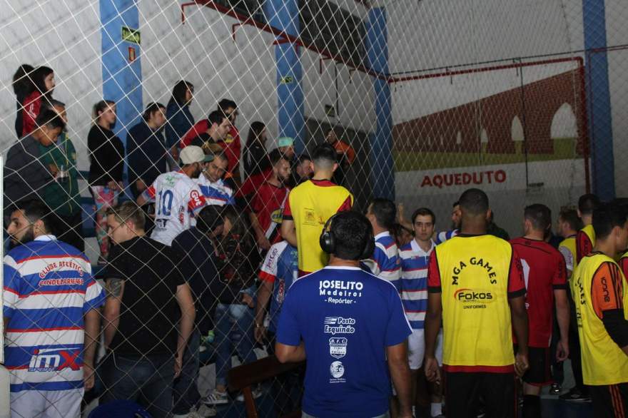 A segunda confusão, atrás do banco do Atlético, junto ao local em que estava a torcida visitante