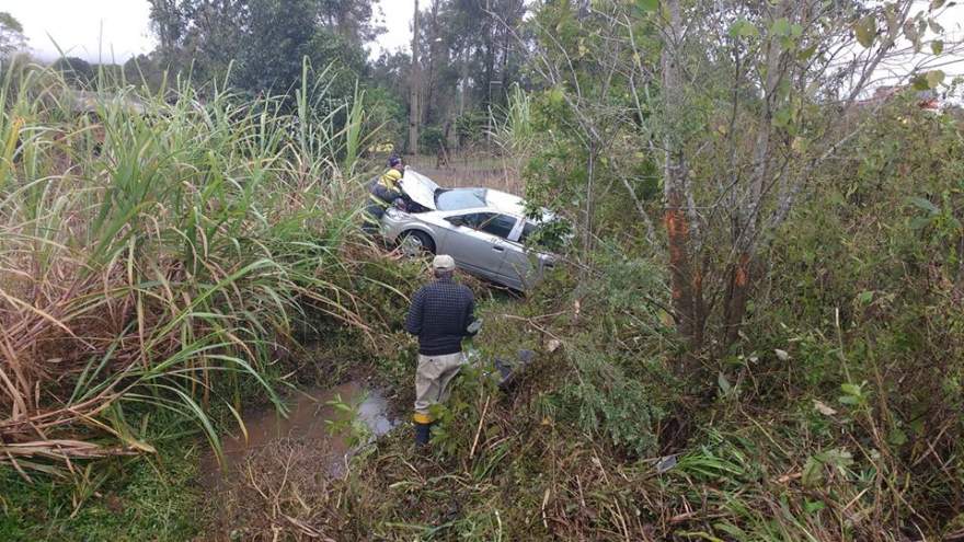 Onix caiu em barranco na margem oposta ao sentido que trafegava