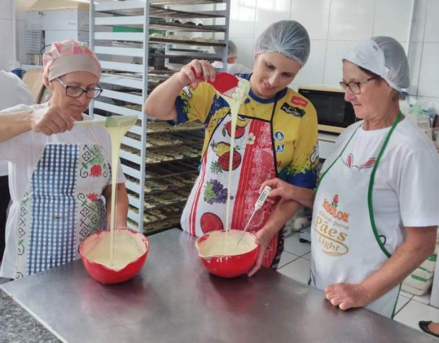 Chocolates derivados da marca Nestlé foram produzidos por representação de grupos de mulheres