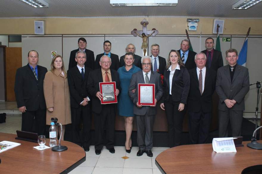 Os vereadores e o prefeito Paulo Butzge com os homenageados