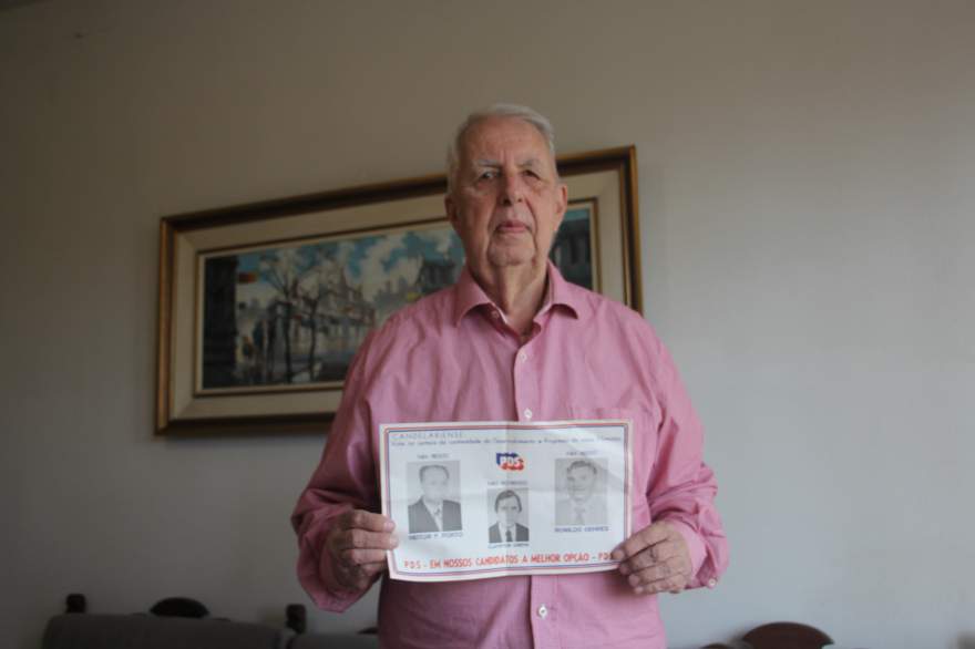 Clayrton Grehs com um pôster da campanha na qual foi vice de dois candidatos