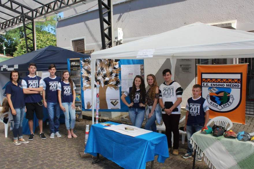 Alunos da turma 201 do 2º ano da Escola Estadual Guia Lopes está apresentando o trabalho sobre igualdade racial