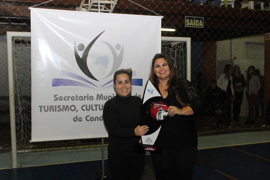 A premiação para a equipe vice-campeã do feminino: Maf Futsal