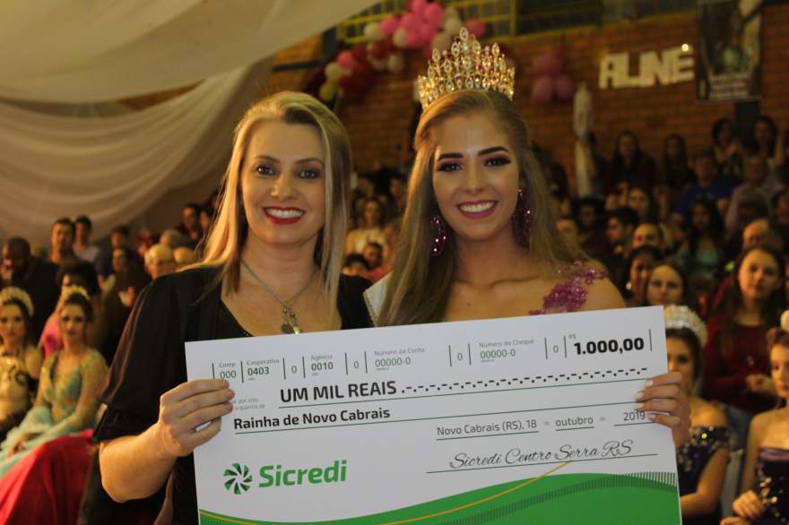 Gerente do Sicredi de Novo Cabrais, Juliana Cerentini Braatz Diehl entregou o cheque de R$ 1 mil para a Rainha