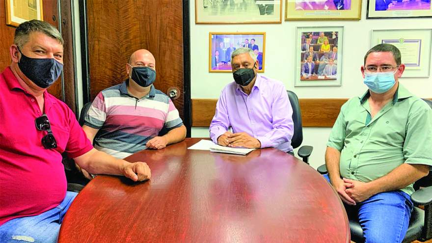 Altair da Rosa, Anderson Gehres e Moisés Dummer com o deputado Adolfo Brito