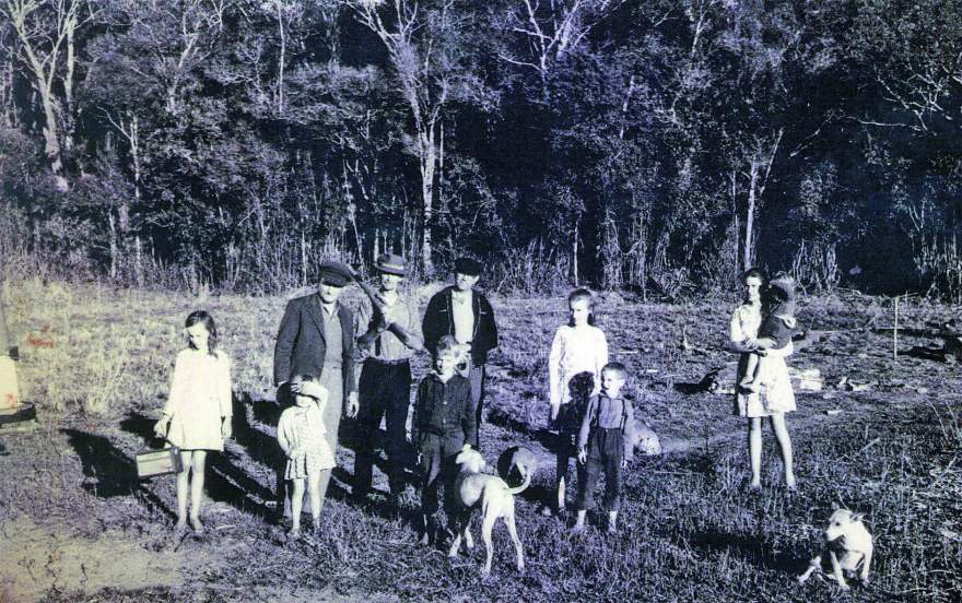 Linha Curitiba, julho de 1969: alguns dos pesquisadores do Museu do Mauá posam ao lado de moradores do local da antiga redução