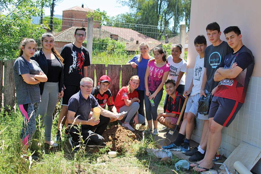 Turma que enterrou a cápsula: material será aberto em 2024 